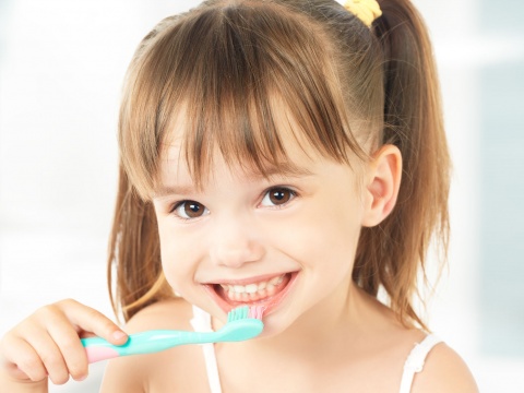 dziecko myjące zęby